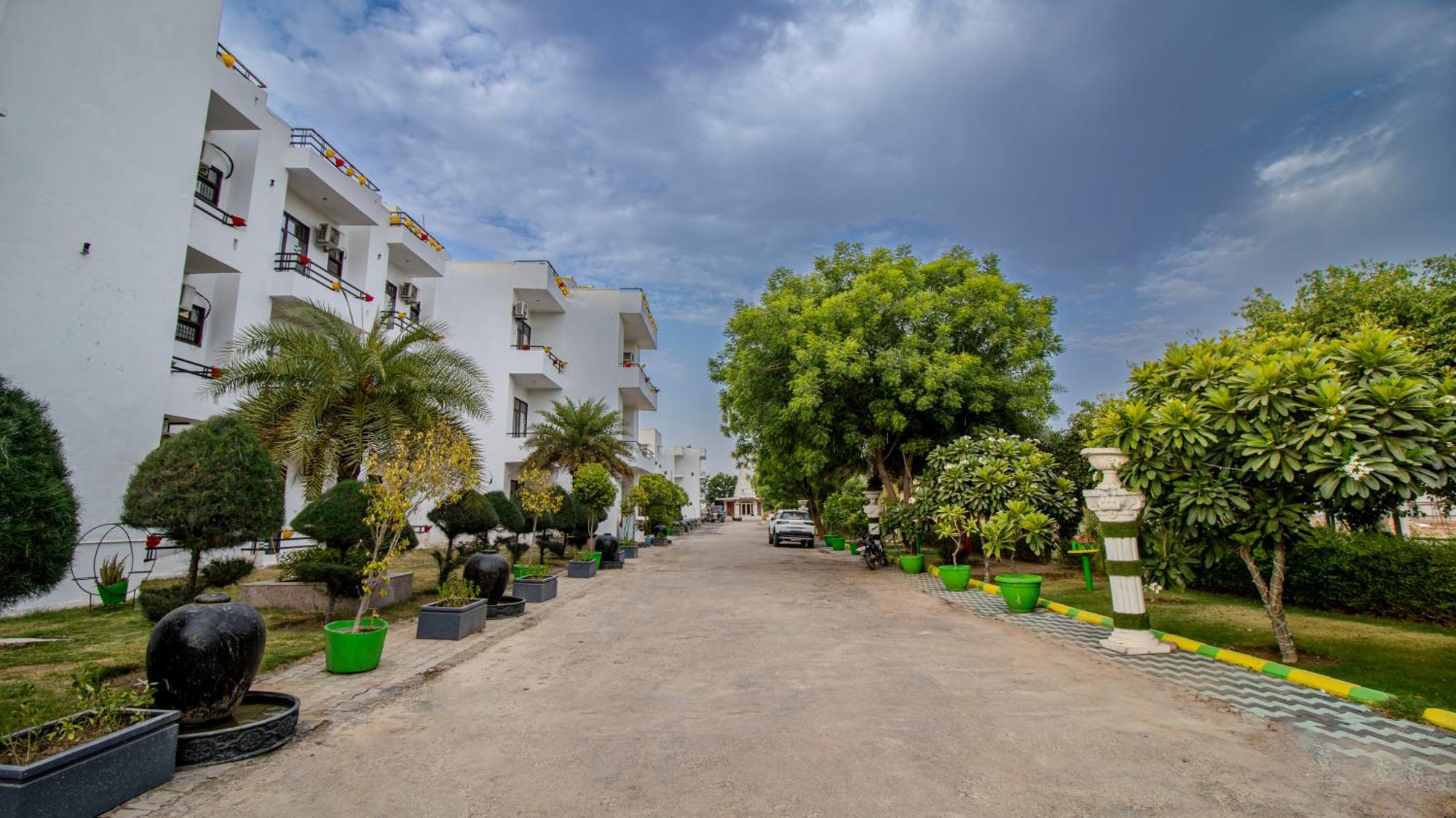 Elegance Resort Vrindāvan Eksteriør bilde